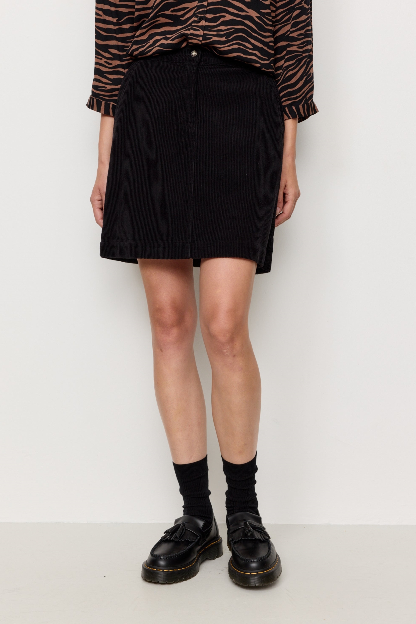 Recolution Damen vegan Rock Corduroy Wisteria Schwarz