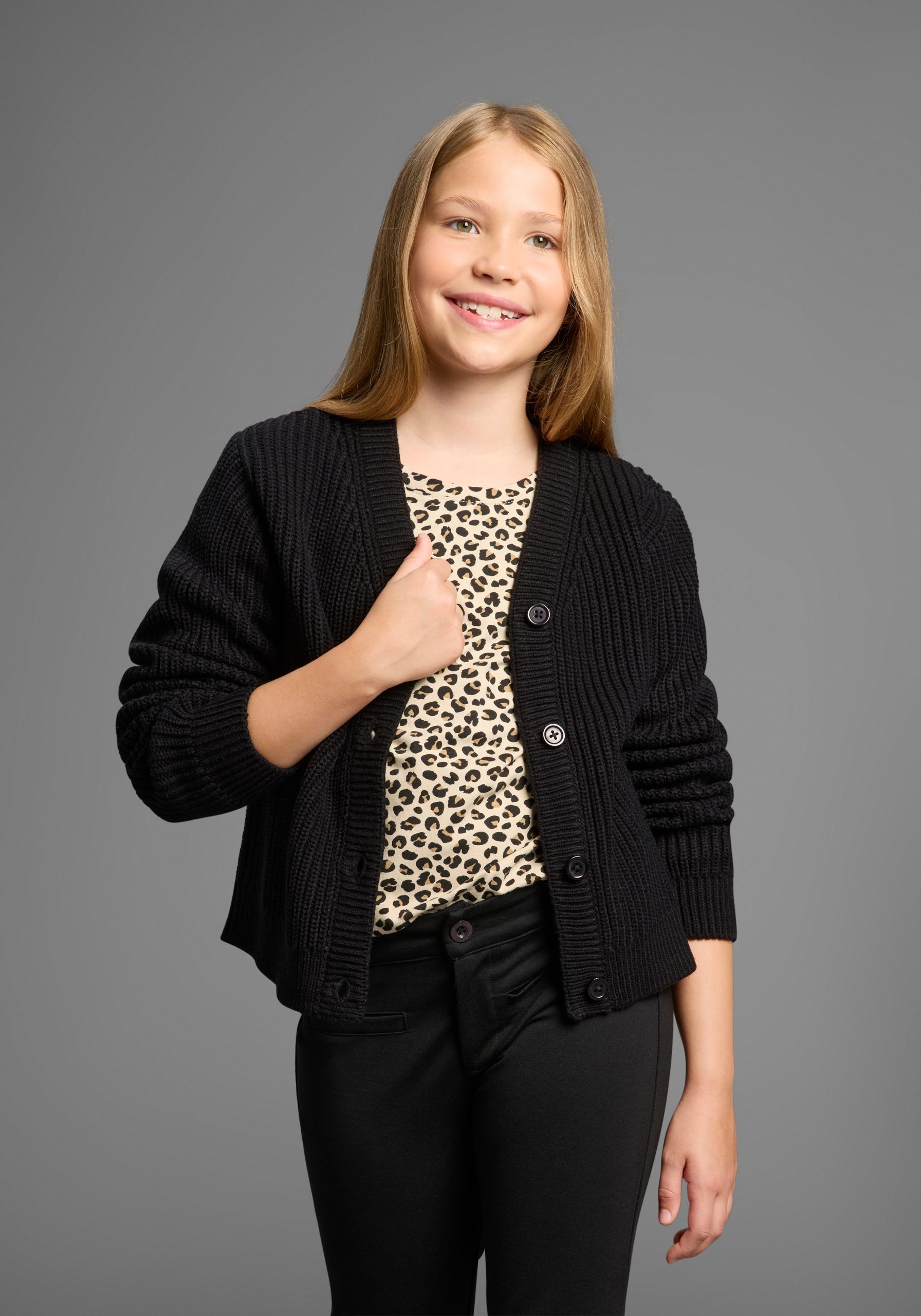 KIDSWORLD Strickjacke "Strickjacke Basic-Style" Strickjacke, toll zu allem zu kombinieren