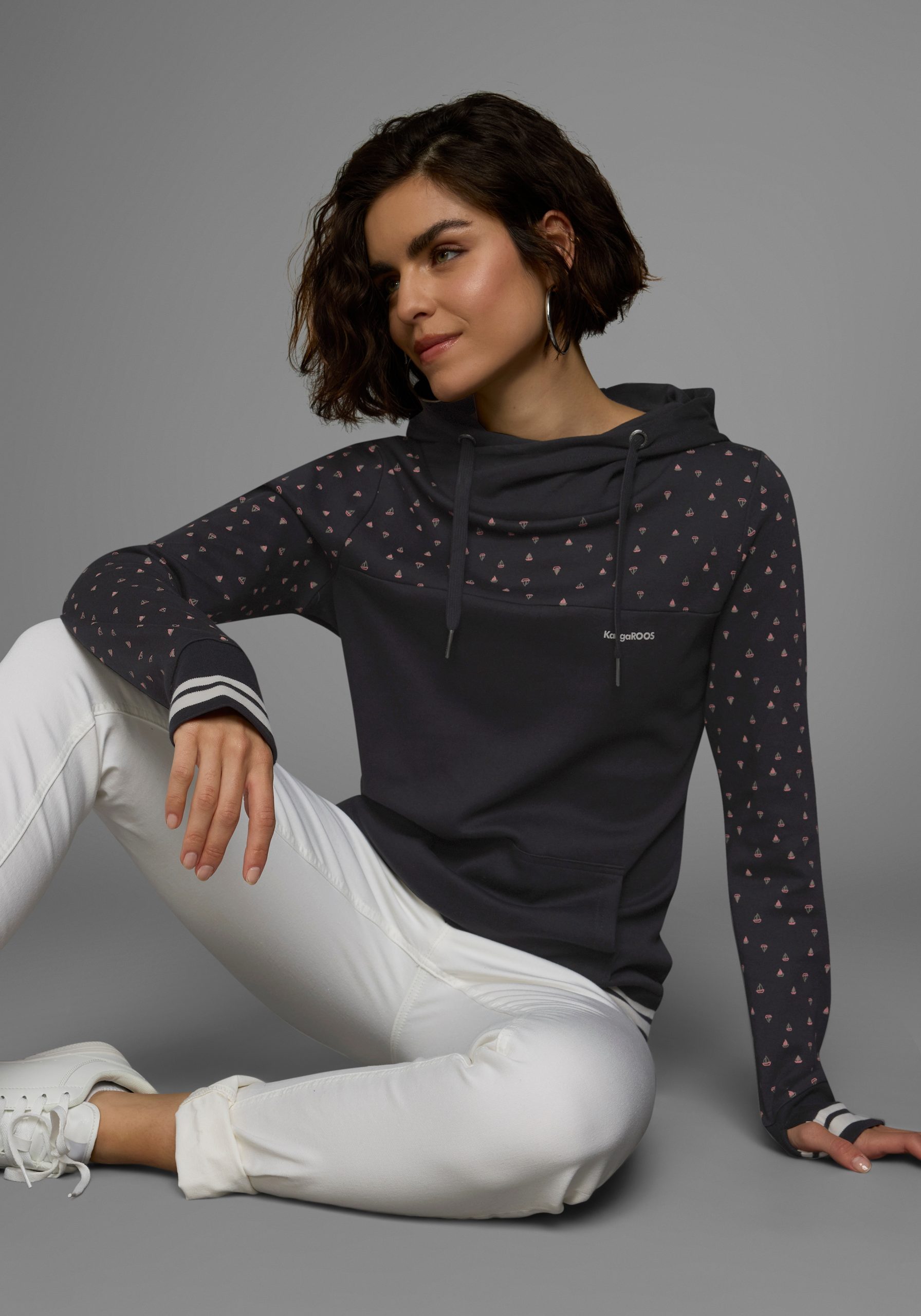 KangaROOS Hoodie, Langarm, figurbetonter Schnitt, aus Baumwolle, mit Kapuze