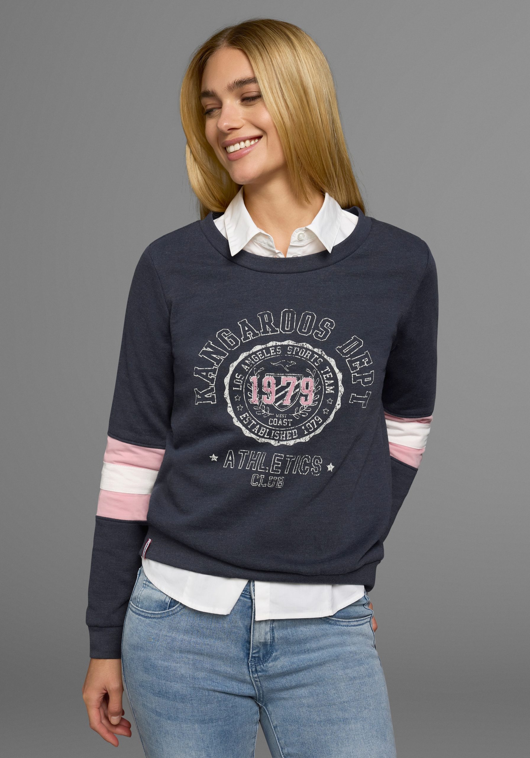 KangaROOS Sweatshirt, Langarm, figurumschmeichelnde Passform, bedruckte Optik