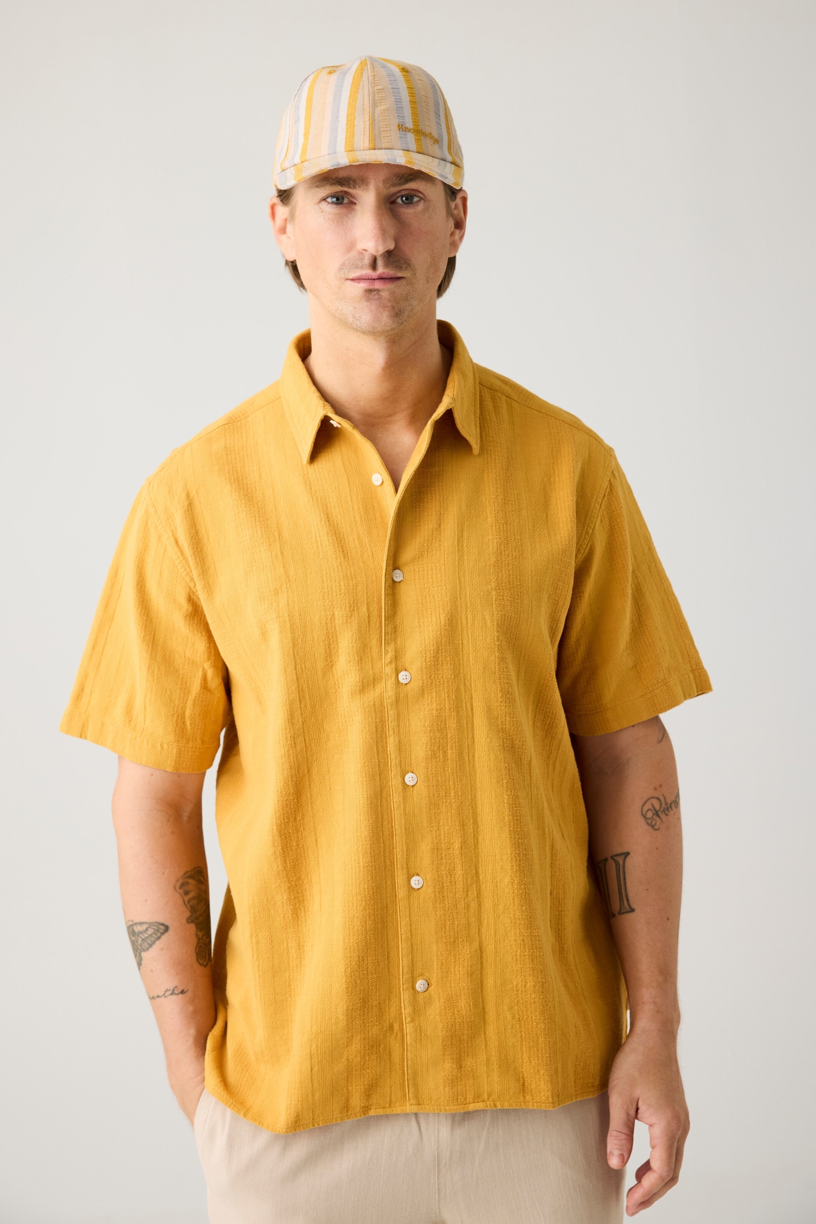 KnowledgeCotton Apparel Herren vegan Hemd Relaxed Structure Kurzarm Amber Gold